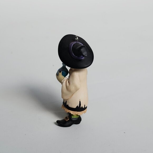 Hallmark Keepsake Hauntington Collection: Cass Taspell Halloween Ornament. - Picture 12 of 12